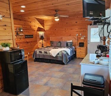 Eureka Springs Apartment | Near Beaver Lake, King BedJetted TubFire Pit #2