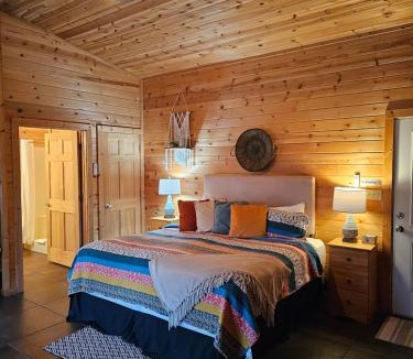Eureka Springs Apartment | Near Beaver Lake, King BedJetted TubFire Pit #4