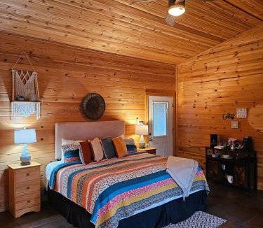 Eureka Springs Apartment | Near Beaver Lake, King BedJetted TubFire Pit #4