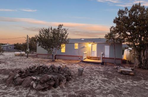 Williams House | Near GC Train-1Acre-Wifi-Kitchen-King-Parking-Yard