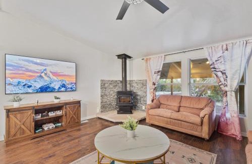 Williams House | Near GC Train-1Acre-Wifi-Kitchen-King-Parking-Yard