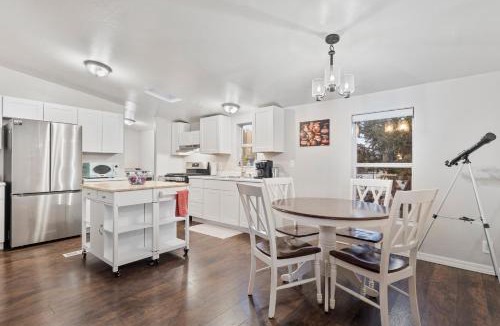 Williams House | Near GC Train-1Acre-Wifi-Kitchen-King-Parking-Yard