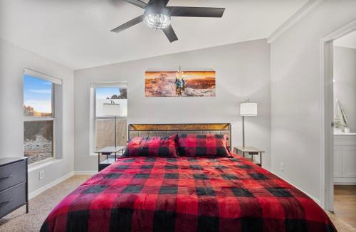 Williams House | Near GC Train-1Acre-Wifi-Kitchen-King-Parking-Yard