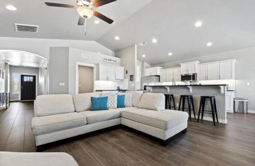 Nampa House | Near Wineries Lake Lowell Sleeps 6 Guests