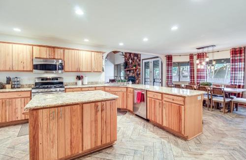 Pinetop House | Near Woodland Lake Park: Cabin w/Serene Deck!