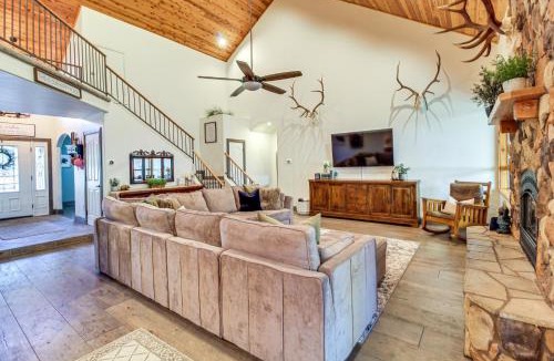 Pinetop House | Near Woodland Lake Park: Cabin w/Serene Deck!