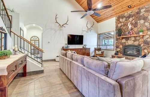 Pinetop House | Near Woodland Lake Park: Cabin w/Serene Deck!