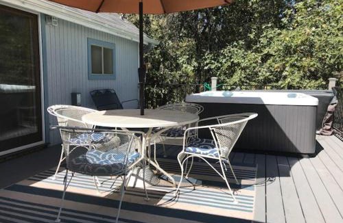 Bass Lake House | Near Yosemite Bass Lake Cabin with Hot Tub, Lake View, Pet Friendly