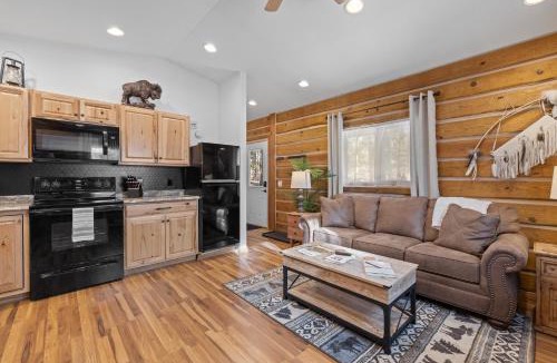 Custer House | Needles Nook Cozy 1BR Log Cabin Retreat
