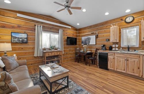 Custer House | Needles Nook Cozy 1BR Log Cabin Retreat