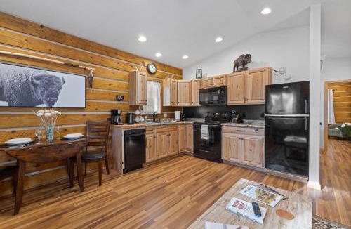 Custer House | Needles Nook Cozy 1BR Log Cabin Retreat