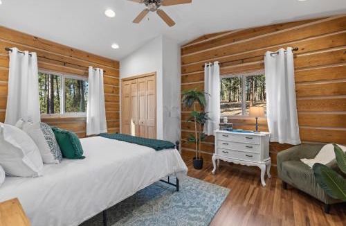 Custer House | Needles Nook Cozy 1BR Log Cabin Retreat