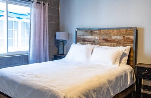 Sheridan Hotel | Nelson Inn - The Four Top, 201