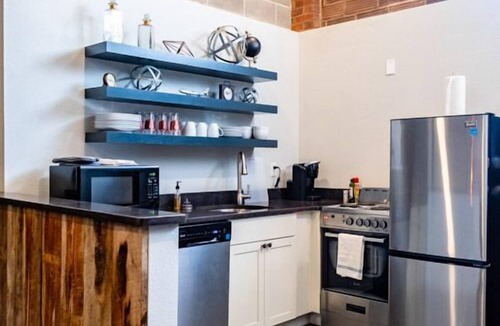 Sheridan Hotel | Nelson Inn - Unit 3: The Industrial