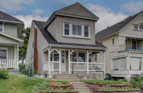 Downtown Omaha Villa | New 1890 Craftsman Home 5BR 4BA
