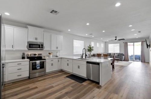 Cactus Heights House | New 4BR and Bunk Room - Mountain Views and Fire Pit