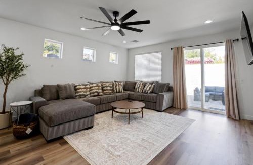 Cactus Heights House | New 4BR and Bunk Room - Mountain Views and Fire Pit