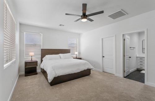 Cactus Heights House | New 4BR and Bunk Room - Mountain Views and Fire Pit
