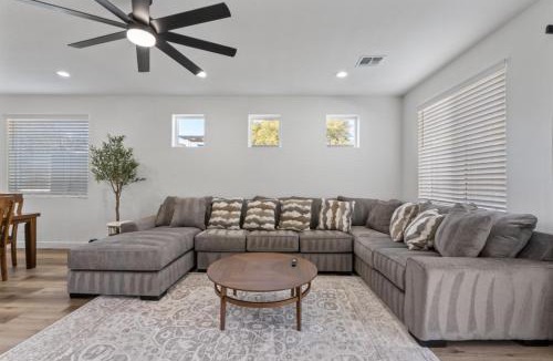 Cactus Heights House | New 4BR and Bunk Room - Mountain Views and Fire Pit