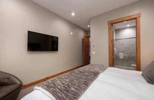 Fraser Apartment | NEW Condo Grand Park W/Hot Tub & Mountain View