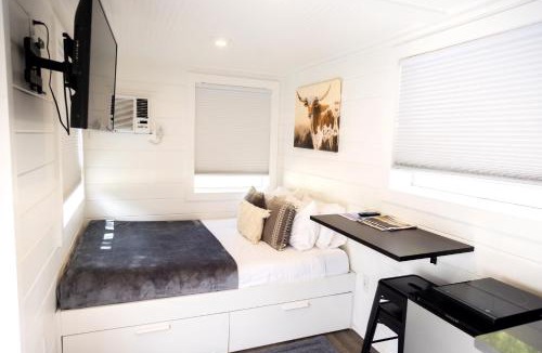 Orderville House | NEW! Cozy Container Home at Cliffside #2