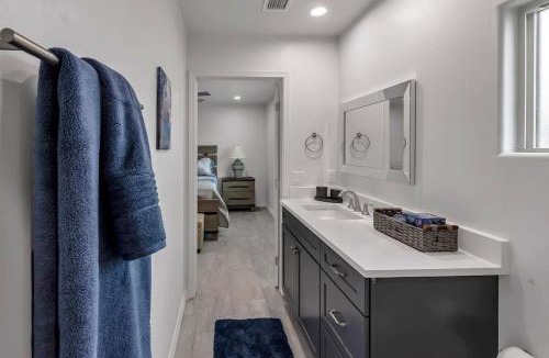 Menlo Park House | New Desert Casita - City & Mountain Views - Pet Friendly