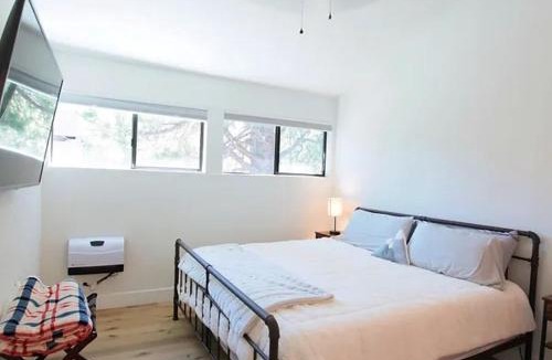 Mammoth Lakes House | New Listing 2 bedroom +Loft 2 bath Summit E Bldg. #8 condo sleeps 8, Steps to Eagle Lodge/Chair #15