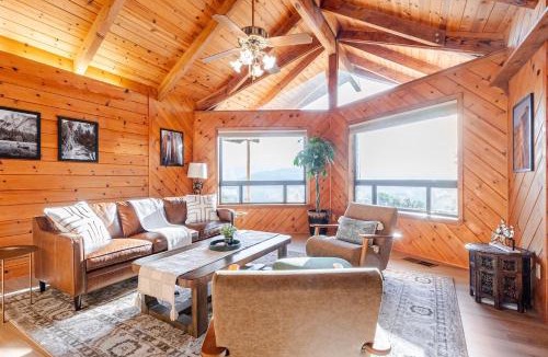Oakhurst House | NEW LISTING, Near Yosemite South Gate entrance and town, King bed, Hot Tub, BBQ, Firepit & Mountain Views