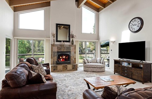 Three Rivers House | NEW LISTING Riverfront Retreat Peaceful Luxury on the Deschutes River