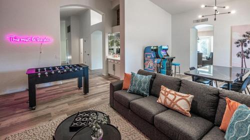 Continental Foothills House | New Listing Stylish 4 Bdrm wPool and Game Room