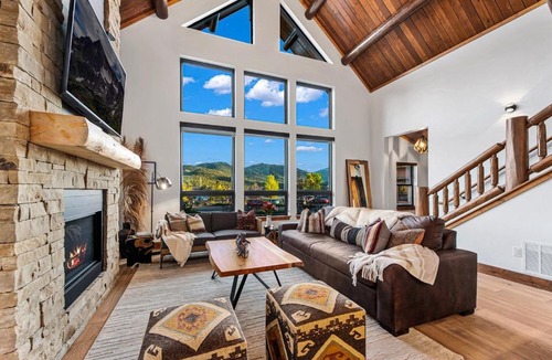 Estes Park House | New Log cabin, The Bears Den - 2 bedrooms, loft, 2.5 bath, jacuzzi & Fireplace
