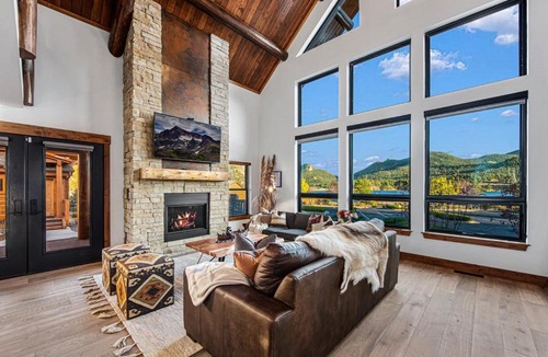 Estes Park House | New Log cabin, The Bears Den - 2 bedrooms, loft, 2.5 bath, jacuzzi & Fireplace