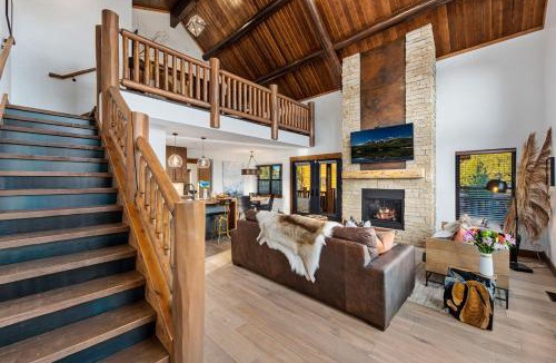 Estes Park House | New Log cabin, The Bears Den - 2 bedrooms, loft, 2.5 bath, jacuzzi & Fireplace