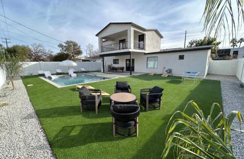 Sherwood Towne House | NEW, Lux Home, heated pool, 3 en suites!