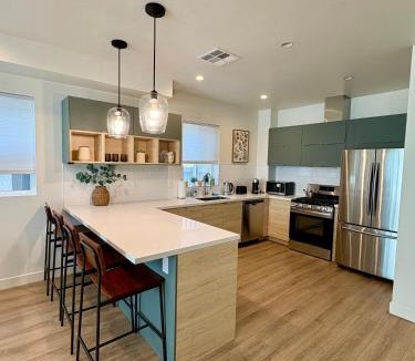 Sherman Oaks Apartment | New Luxe 3B 3Bath Townhouse