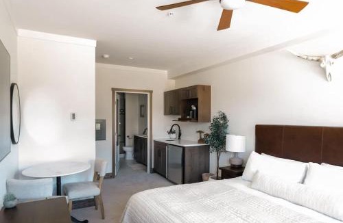 Fraser House | New Luxe Condo - Hot Tub - Minutes to WP! - Fraser