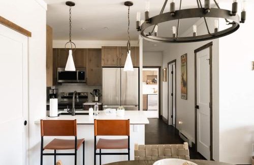 Fraser House | New Luxe Condo - Hot Tub - Minutes to WP! - Fraser