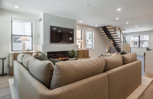 Mammoth Lakes House | New Luxury 4BR/3BA Obsidian Reserve #88 – Private Hot Tub & Sauna, 2-Car Garage, gr8 Views!