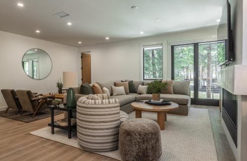 Mammoth Lakes House | New Luxury 4BR/3BA Obsidian Reserve #88 – Private Hot Tub & Sauna, 2-Car Garage, gr8 Views!