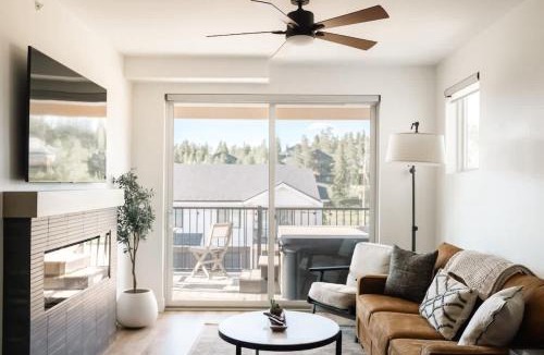 Fraser House | New Modern Charm - Hot Tub - Deck Views! - Fraser
