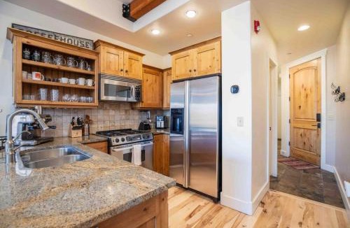 Kimball Junction House | New Mountain Retreat-Hot Tub Views Near Shops
