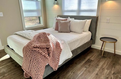 Monteagle House | New Mountain Tiny Retreat with Beautiful Deck in Tennessee