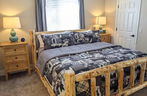 Kachina Village House | *NEW* Pine Cabin-1 acre, VIEWS, Nearby Hiking
