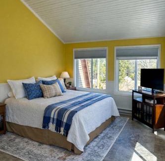 Bellaire House | New Riverfront BYO Boat Game Room
