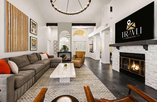 Tempe House | NEW Royal Palms Retreat with Pool Spa & Pool Table