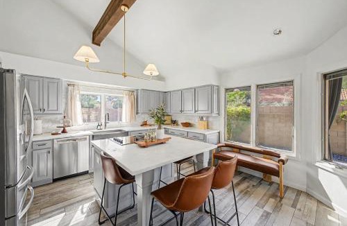 Tempe House | NEW Royal Palms Retreat with Pool Spa & Pool Table