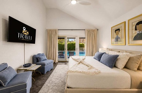 Tempe House | NEW Royal Palms Retreat with Pool Spa & Pool Table