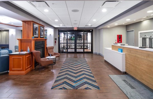 West Omaha Hotel | Newly Renovated Hampton Inn Omaha West Lakeside
