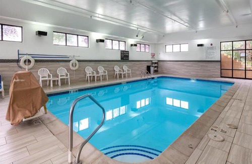 West Omaha Hotel | Newly Renovated Hampton Inn Omaha West Lakeside