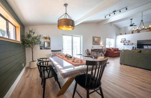 Kanab House | Newly Updated family Home w Hot Tub Near Zion & Bryce